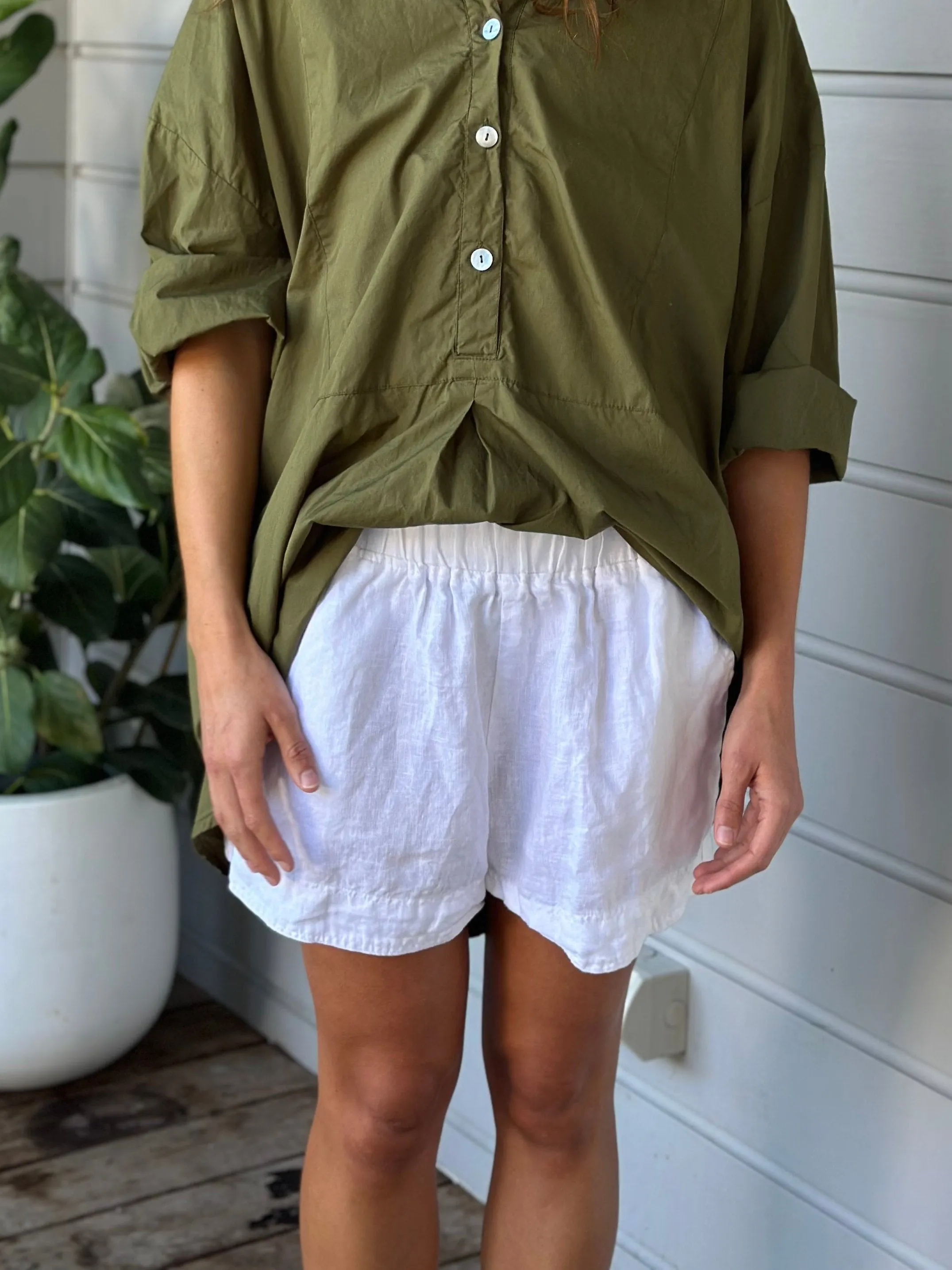 abbey short - white linen