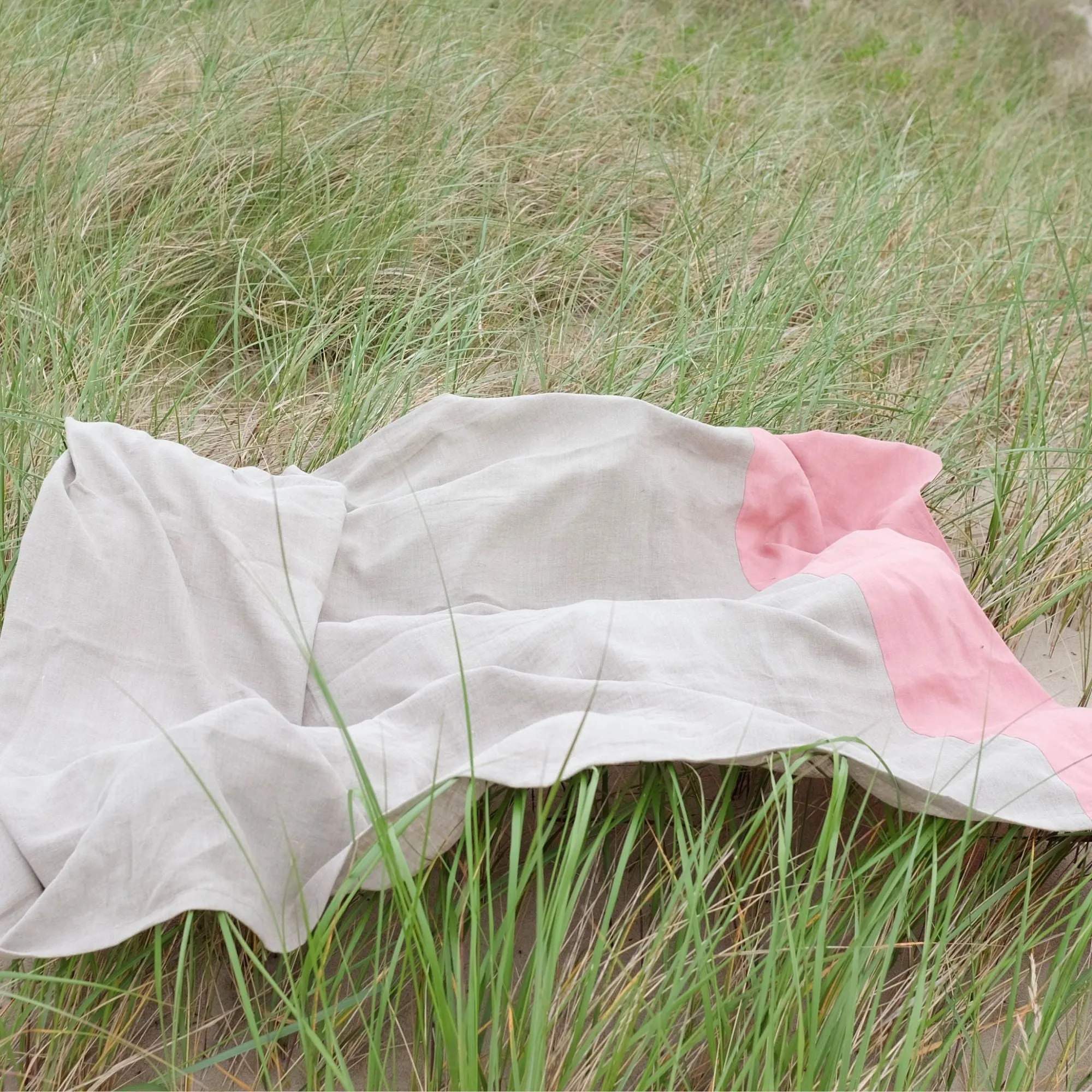 Linen Beach Blanket in Pink