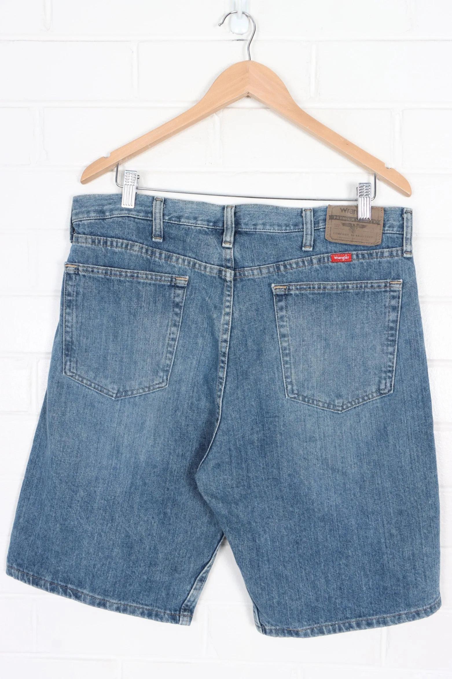 WRANGLER Relaxed Fit Medium Wash Denim Jorts Shorts (34)